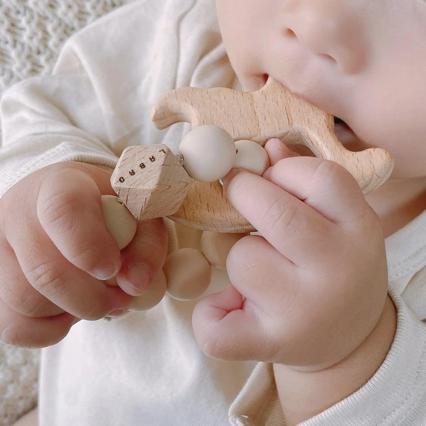日本製 Labro 嬰兒矽膠配天然木製出牙之星玩具