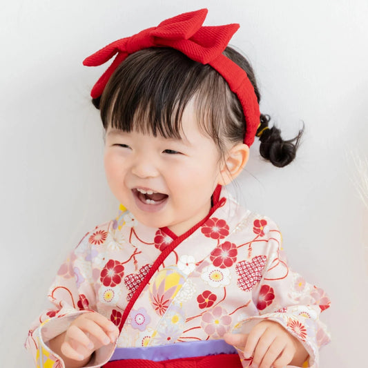 戴上雙重蝴蝶髮帶後,呈現小公主般精緻造型之嬰兒。