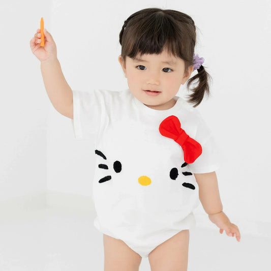 寶寶穿著Hello Kitty包屁衣進行拍照留念的可愛造型。