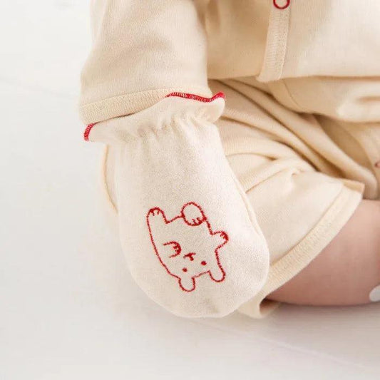 刺繡兔子圖案的白色嬰兒護手套,質感柔軟。