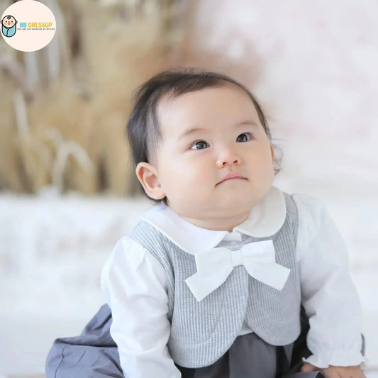 展現優雅斯文Look之灰色系女童連身裙。