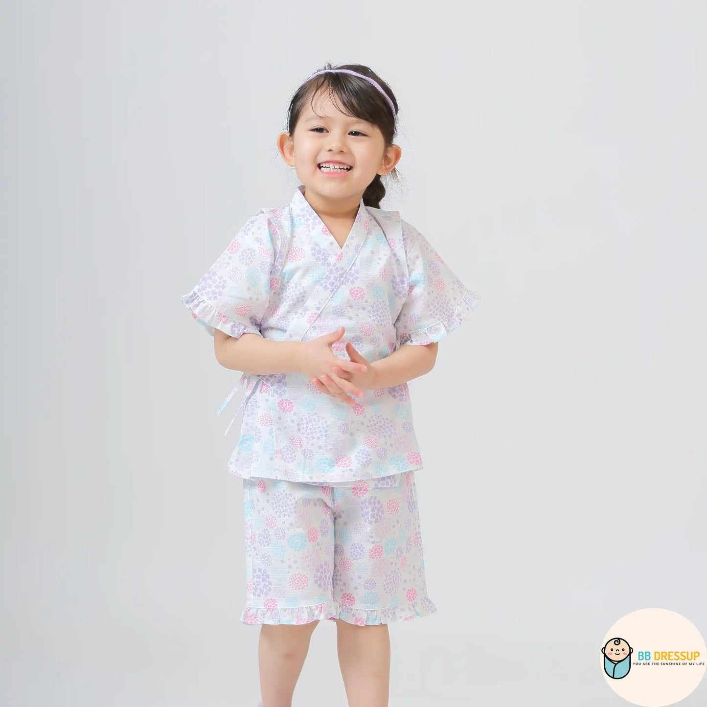 孩子穿著粉紫色和服進行派對拍照的可愛造型。