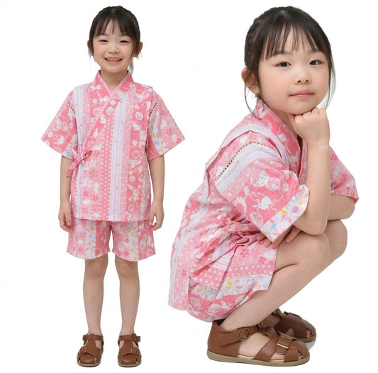 穿著粉紅兔仔和服套裝女孩的全身可愛照