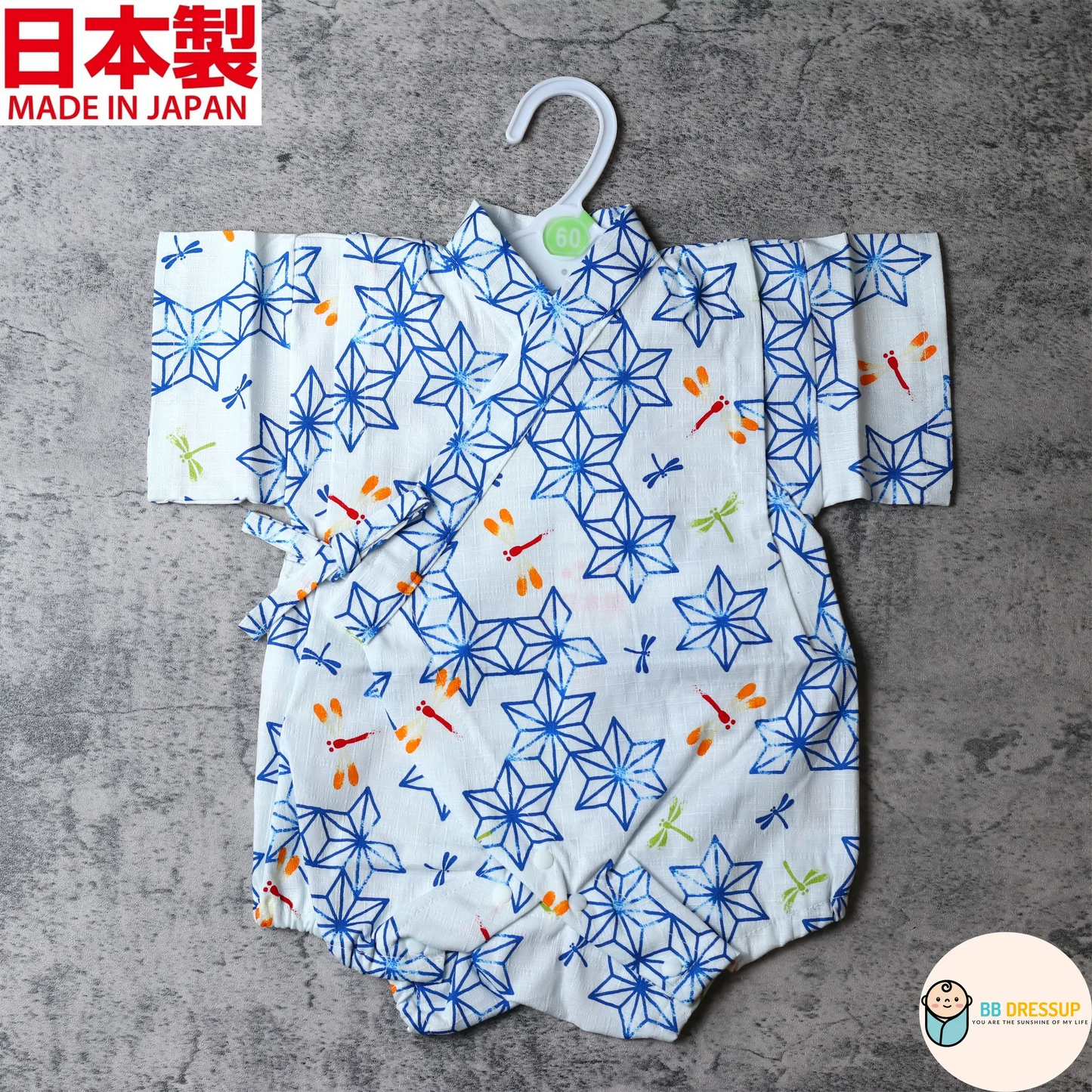 經典麻葉與蜻蜓圖案之嬰兒和服連身衣,展現日式美感。