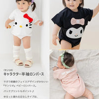 精緻刺繡圖案之嬰兒連身衣，展現細膩質感。