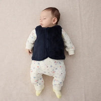 [現貨] 日本直送Combi Mini初生嬰兒海軍藍長絨毛背心外套 (80cm) - BB Dressup