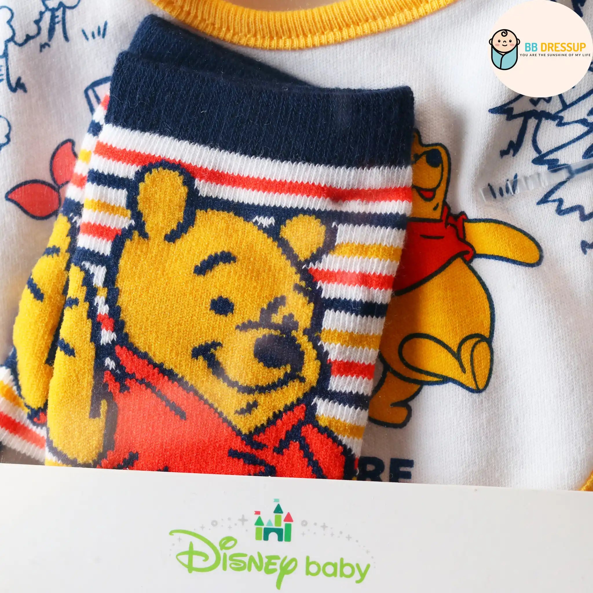 [現貨] 日本直送LIG 嬰兒口水肩/嬰兒襪Baby Gift set禮盒 (Winnie The Pooh A款) - BB Dressup