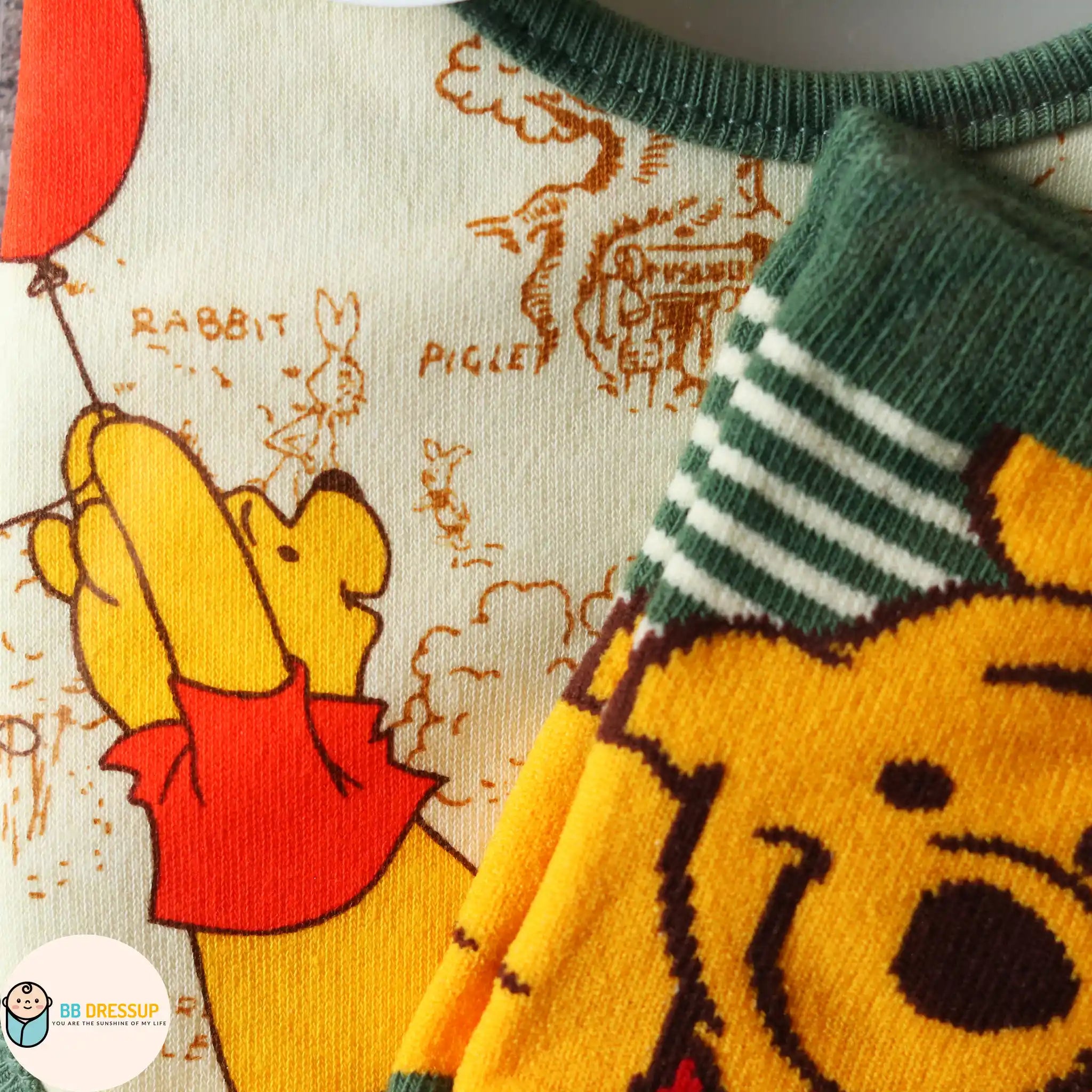 [現貨] 日本直送LIG 嬰兒口水肩/嬰兒襪Baby Gift set禮盒 (Winnie The Pooh B款) - BB Dressup