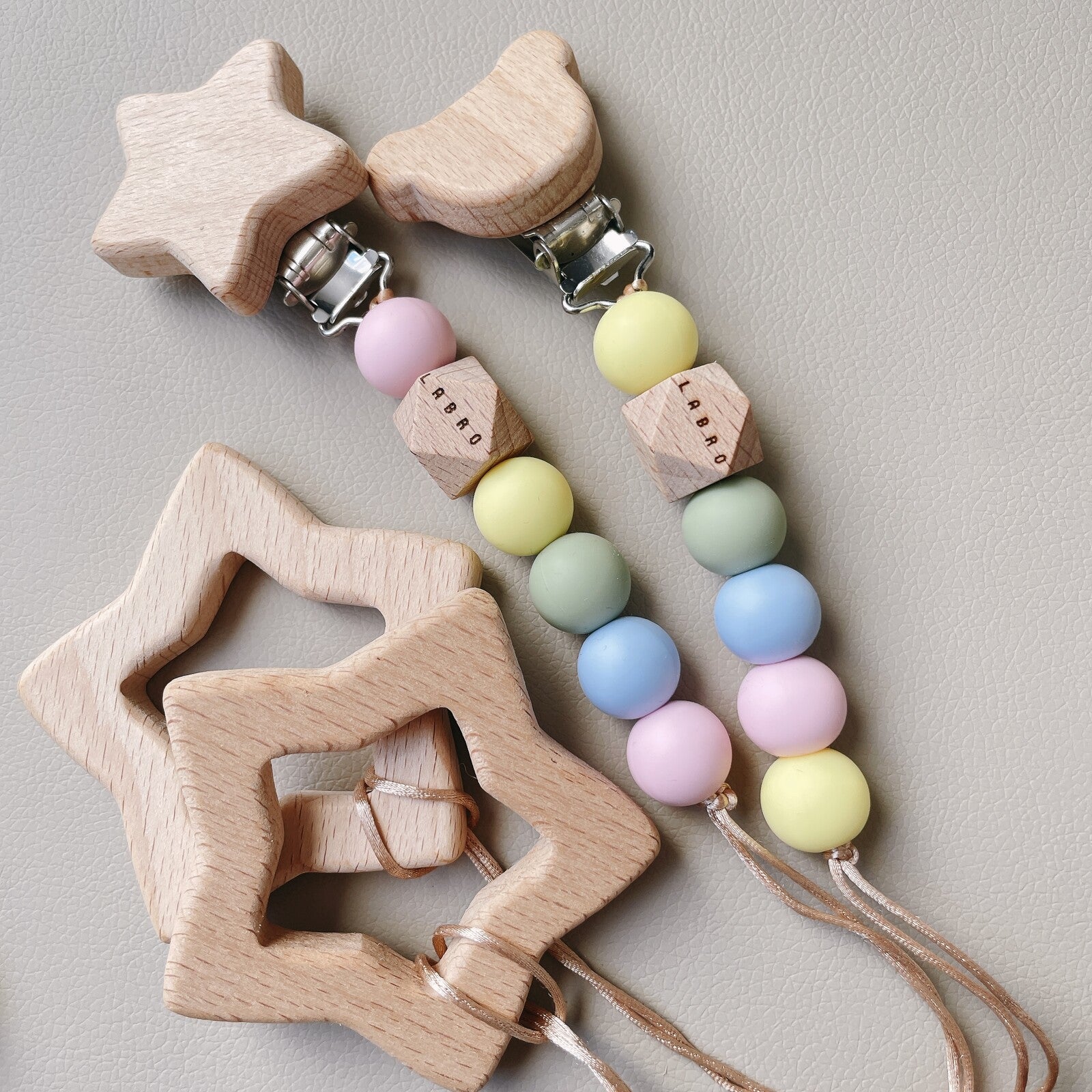 [現貨] 日本製 Labro 嬰兒彩色矽膠配天然木製奶嘴夾連星星吊墜 (熊仔頭/星星) - BB Dressup
