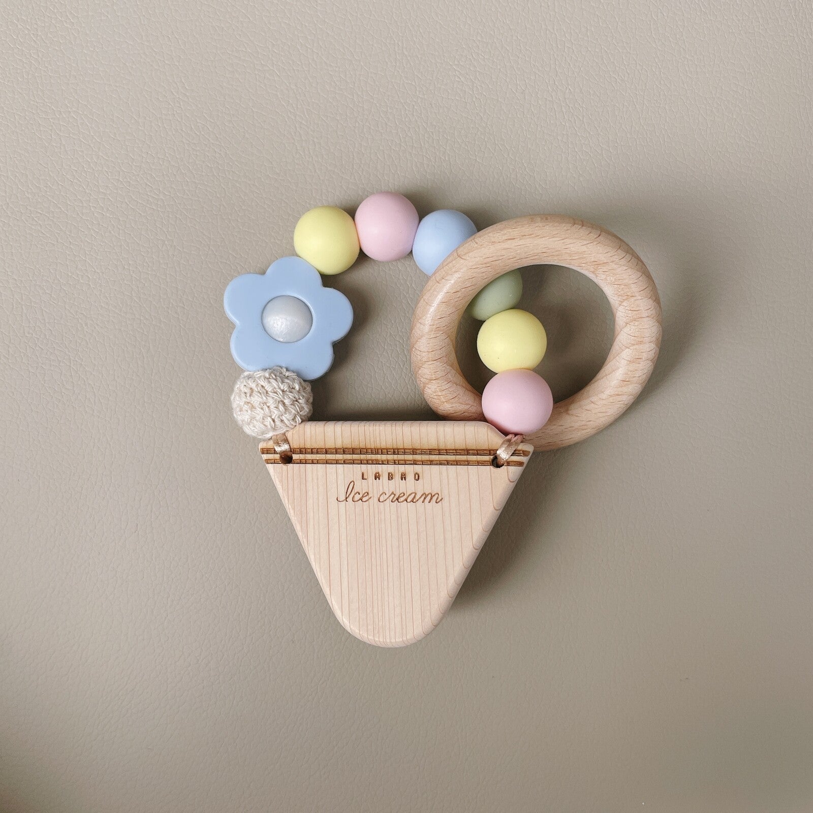 [現貨] 日本製 Labro 嬰兒矽膠配天然木製雪糕造型出牙之星玩具 (粉紅/粉藍) - BB Dressup