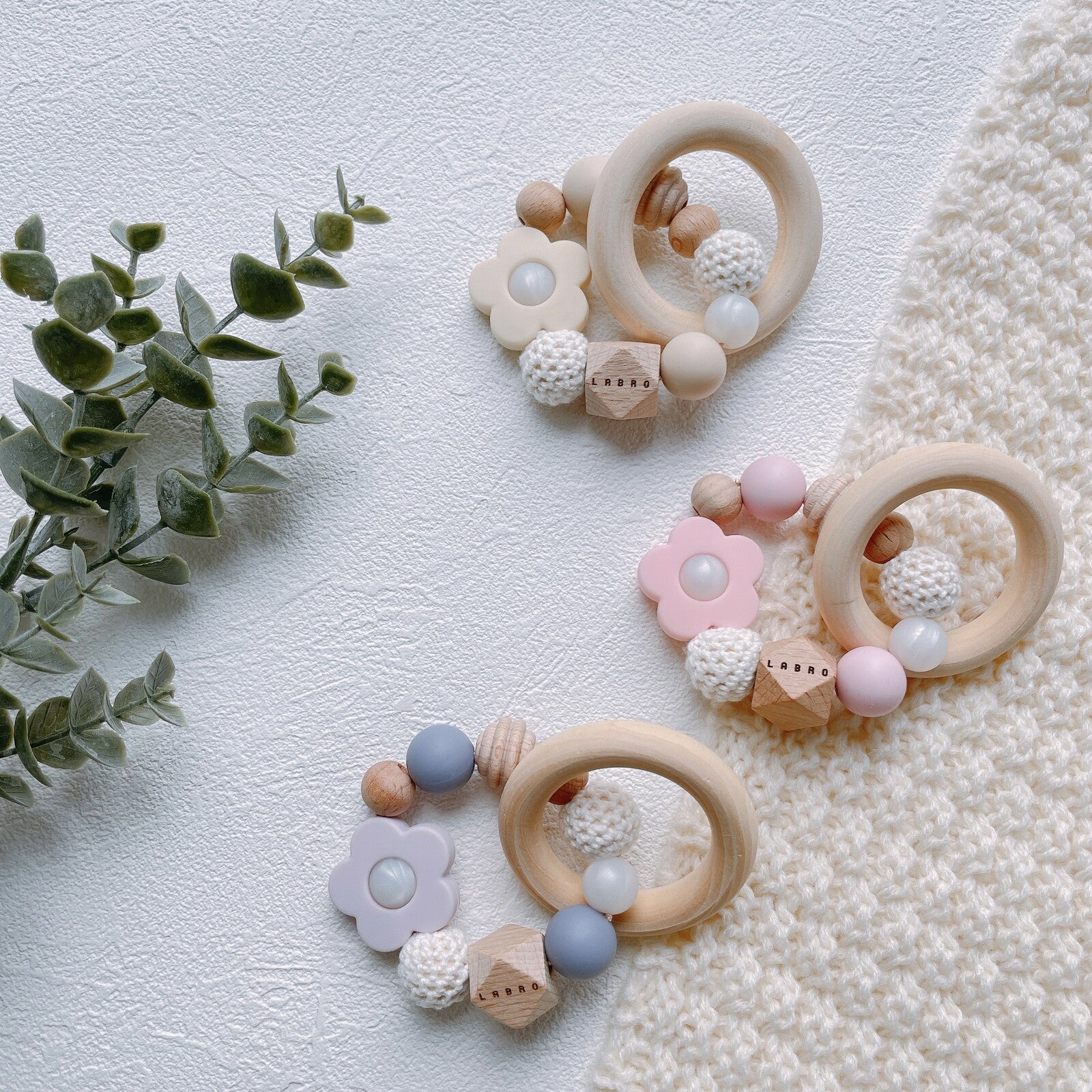 [現貨] 日本製 Labro 嬰兒矽膠小花配天然木製出牙之星玩具 (粉紅/粉紫) - BB Dressup