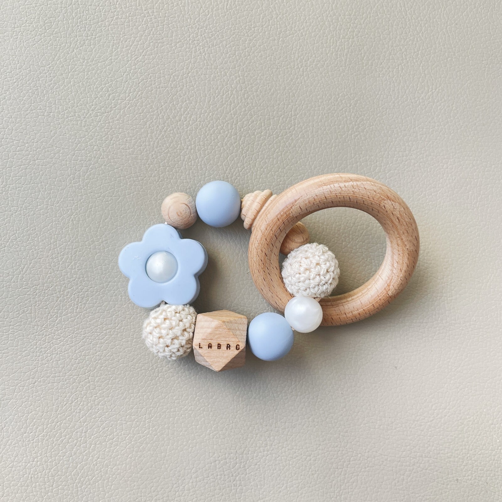 [現貨] 日本製 Labro 嬰兒矽膠小花配天然木製出牙之星玩具 (粉藍/粉黃) - BB Dressup