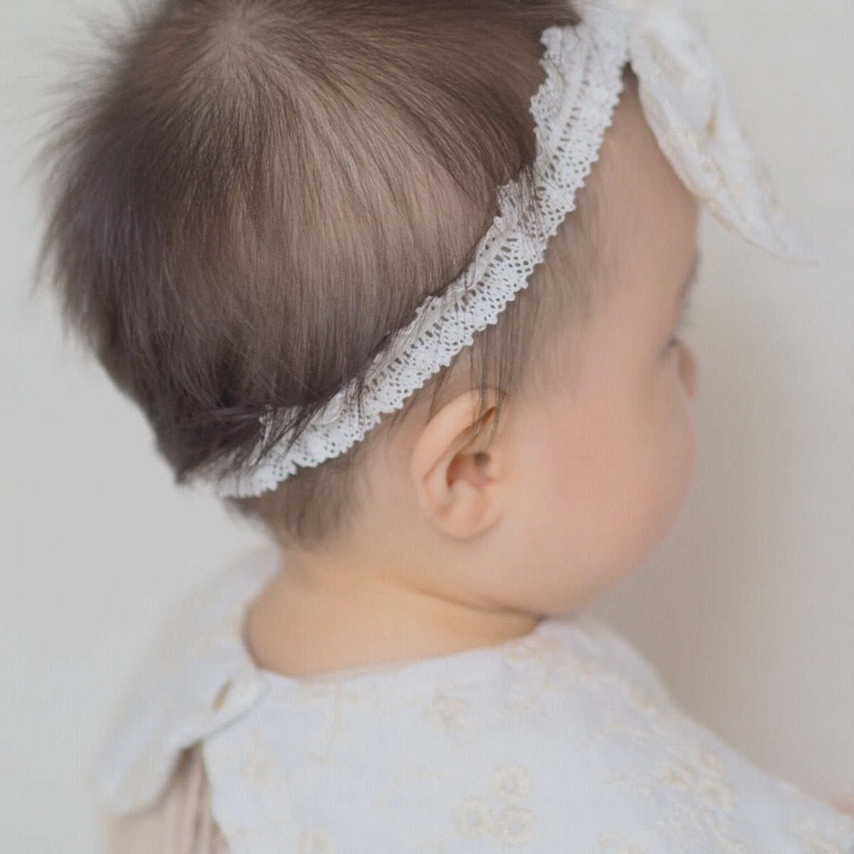 [現貨] 日本製 Lien De Famille 嬰兒白色刺繡絲帶嬰兒髮帶 - BB Dressup