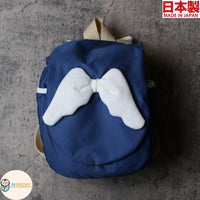 Lien de famille 藍色天使系列嬰兒小背包展示。