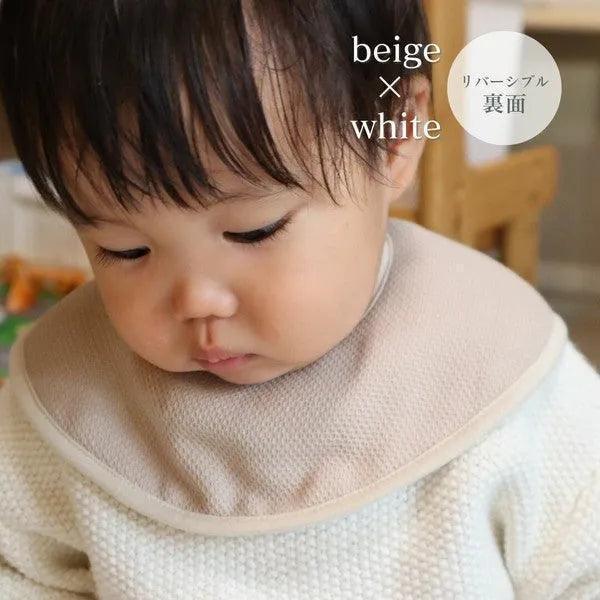 具備高效吸水性能與雙面可用功能之嬰兒圍兜。