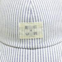 Shapox 藍色條紋有機棉兒童防曬帽展示。