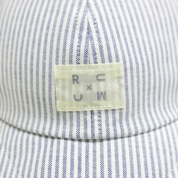 Shapox 藍色條紋有機棉兒童防曬帽展示。