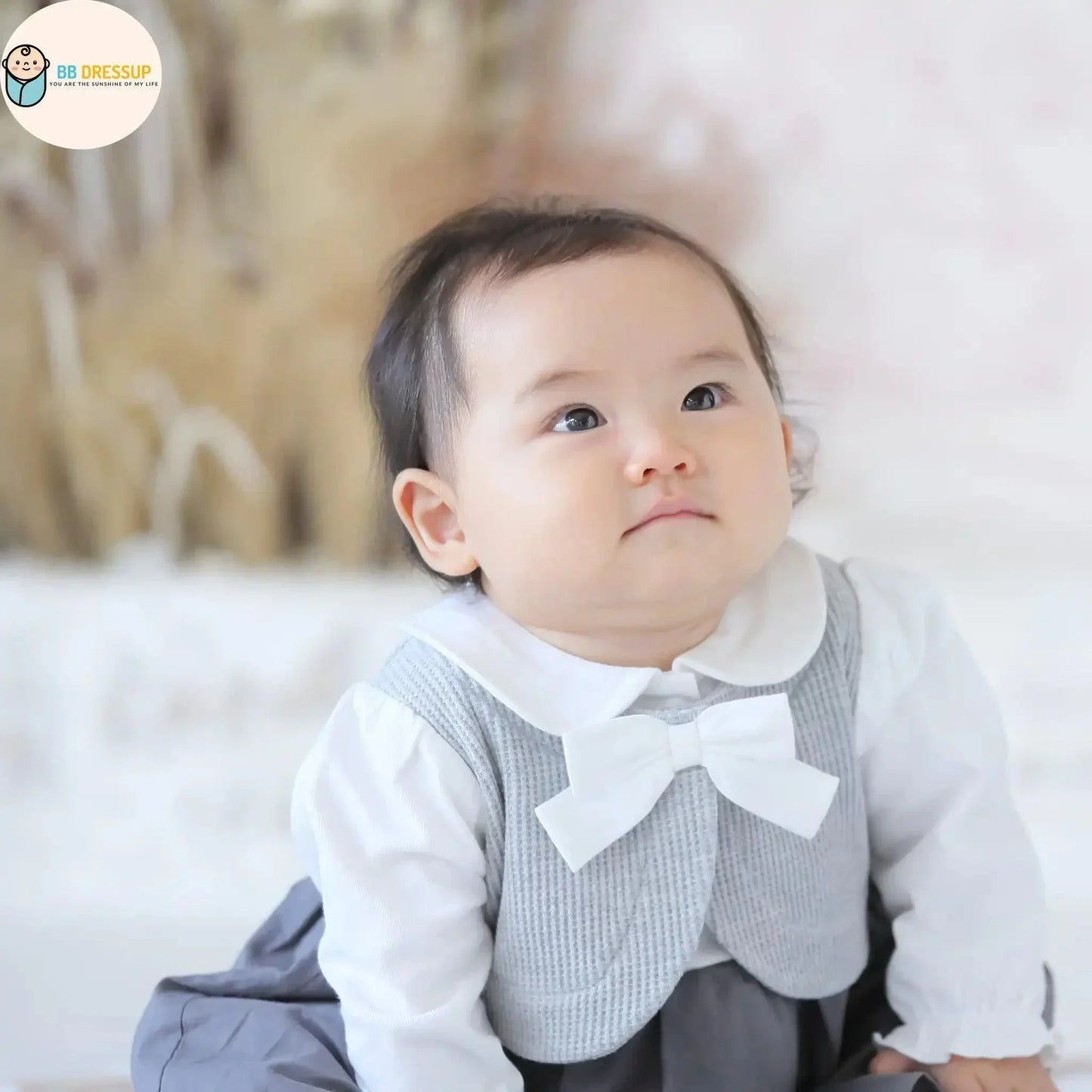 展現優雅斯文Look之灰色系女童連身裙。