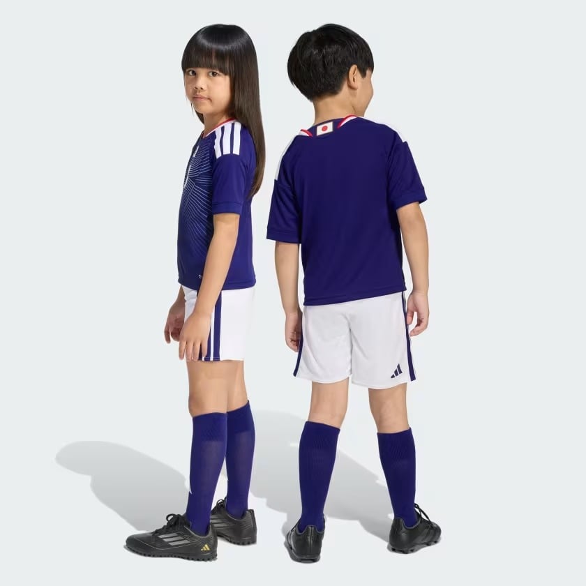 適合男童與女童穿著之中性風格日系球衣。