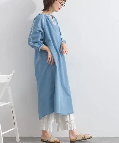 結合精緻蕾絲拼接與立體抓褶設計之淺藍色連身裙。