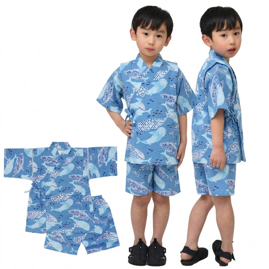 兒童穿著藍色海豚和服套裝的全身帥氣照。