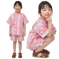 穿著粉紅兔仔和服套裝女孩的全身可愛照