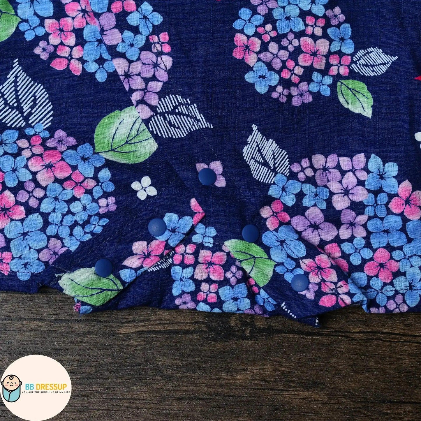 深藍色繡球花圖案嬰兒和服屁包衣，兼具美感與實用性。