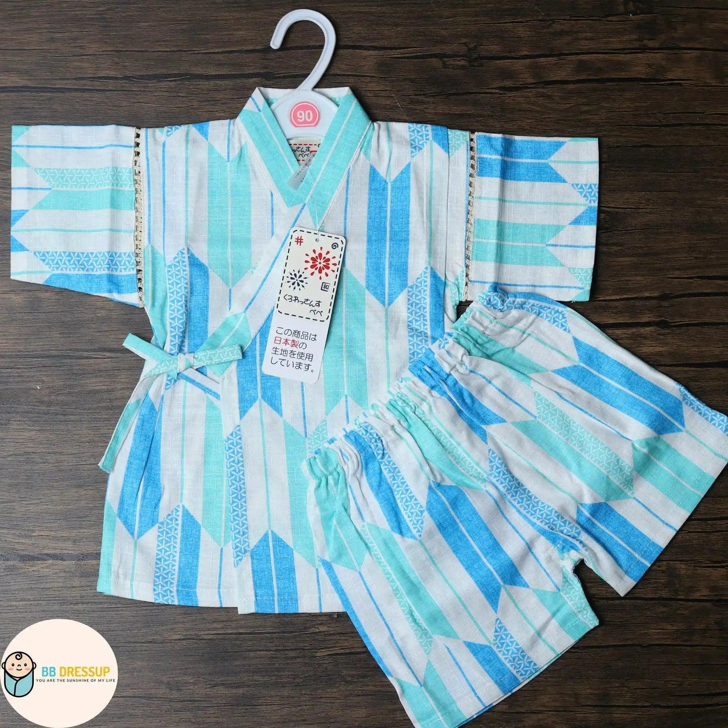 結合傳統和服美學與現代短褲套裝之嬰兒服飾。