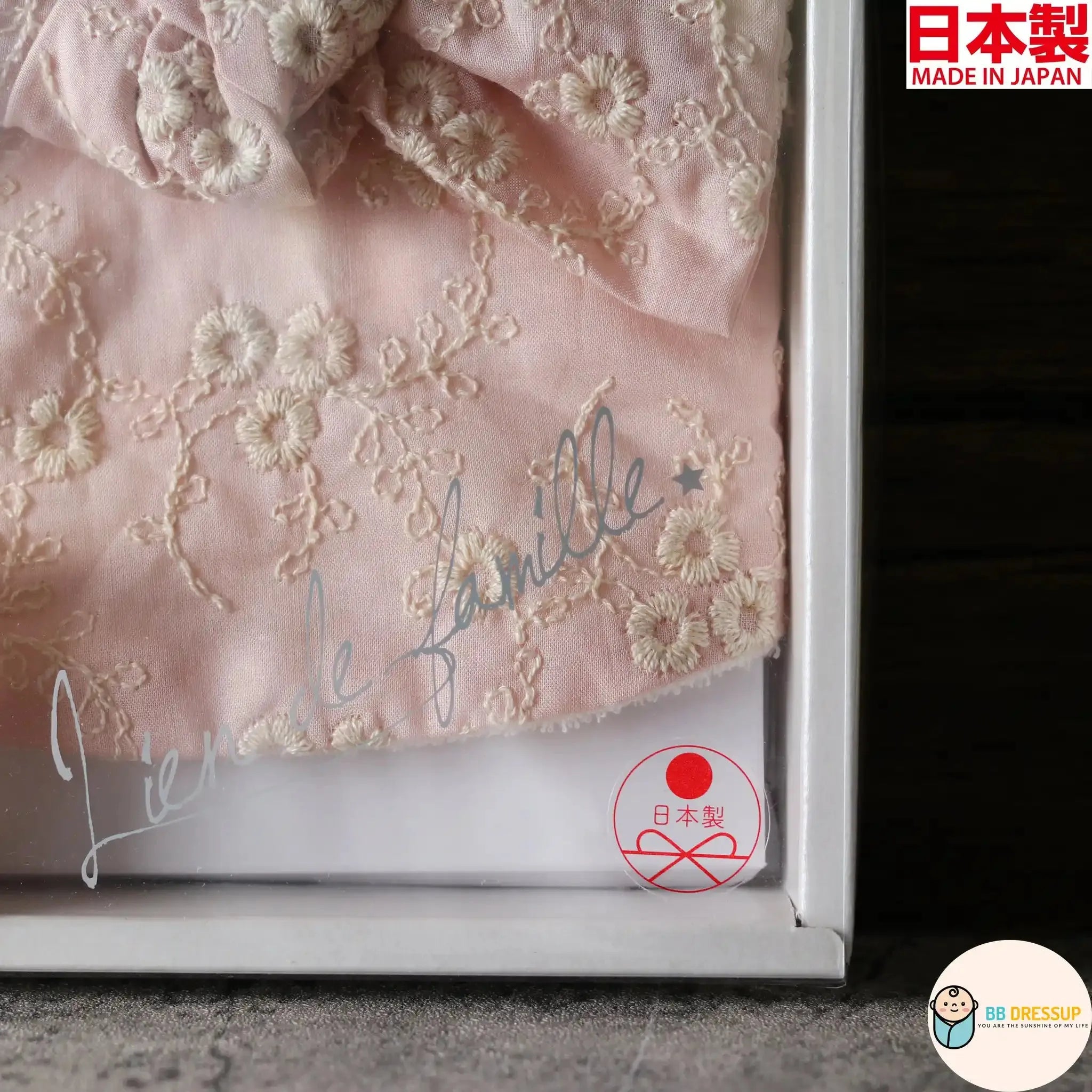 [現貨] 日本製 Lien De Famille粉紅色髮帶刺繡口水肩禮盒套裝 - BB Dressup