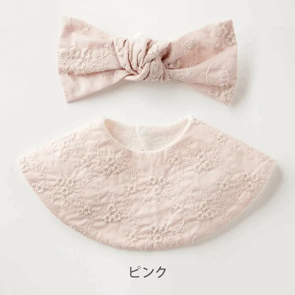 [現貨] 日本製 Lien De Famille粉紅色髮帶刺繡口水肩禮盒套裝 - BB Dressup