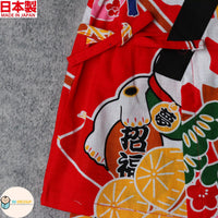 結合招財貓圖案與紅色甚平設計之嬰兒節慶服飾。