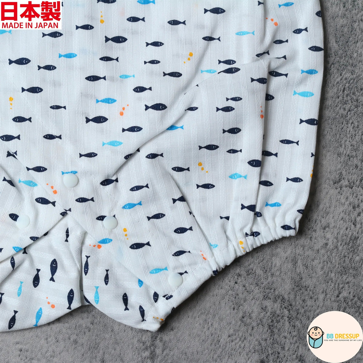 展示連身衣輕盈、透氣嘅日本製高品質布料質感。