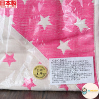UTEX 日本製六重紗三河木綿粉紅星星嬰兒包巾展示。